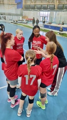 Pohjois-Karjalan D-tyttöjen 2-joukkue valmistautuu otteluun.
